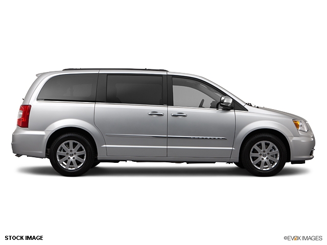 Chrysler Town and Country 2012 photo 1