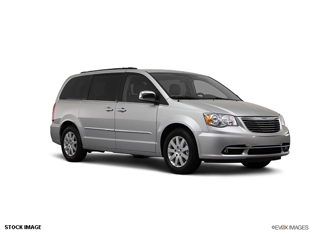 Chrysler Town and Country 2012 photo 2