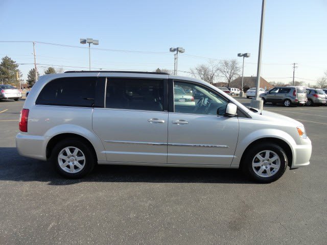 Chrysler Town and Country 2012 photo 1