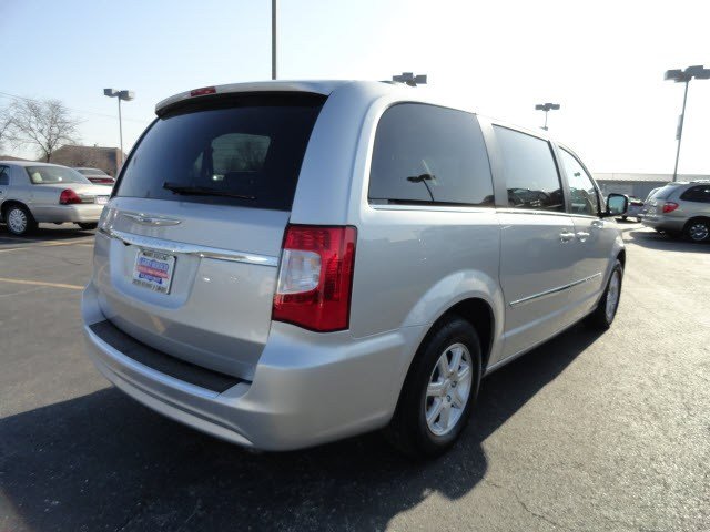 Chrysler Town and Country 2012 photo 2