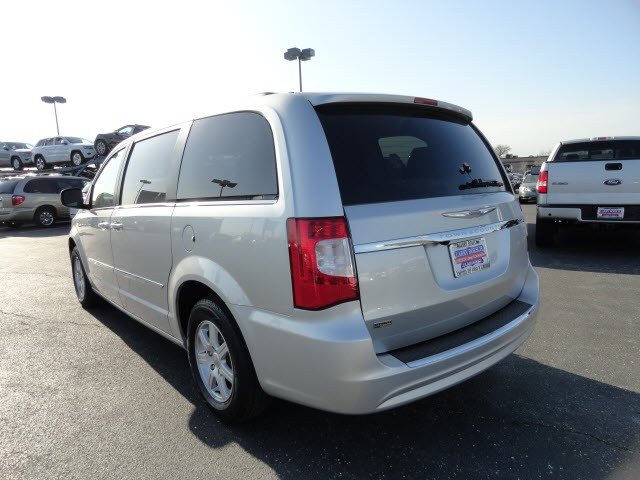 Chrysler Town and Country 2012 photo 3