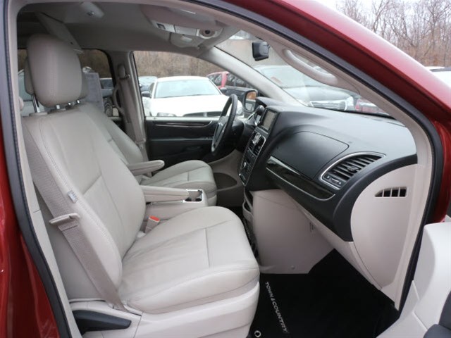 Chrysler Town and Country 2012 photo 1