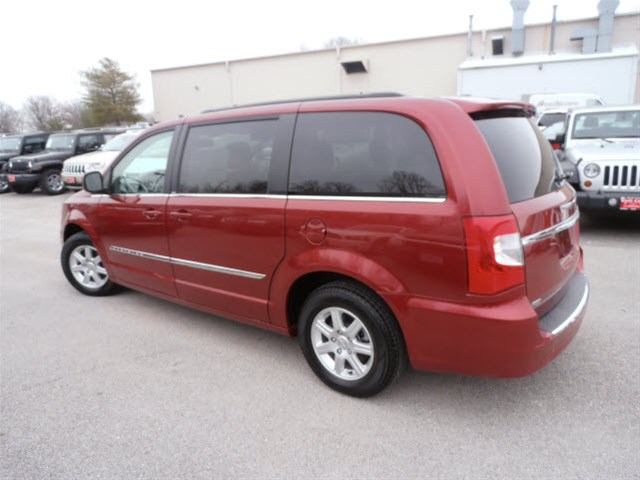 Chrysler Town and Country 2012 photo 2