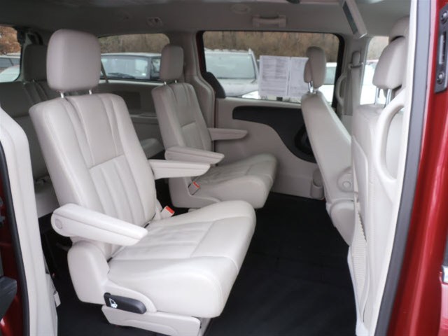 Chrysler Town and Country 2012 photo 3