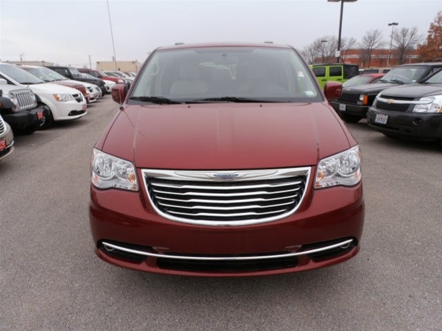 Chrysler Town and Country 2012 photo 5
