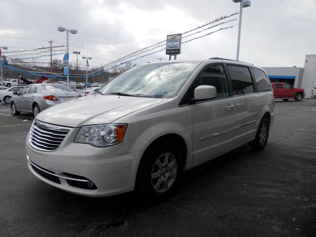 Chrysler Town and Country 2012 photo 2