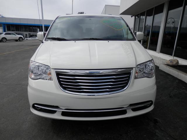 Chrysler Town and Country 2012 photo 3