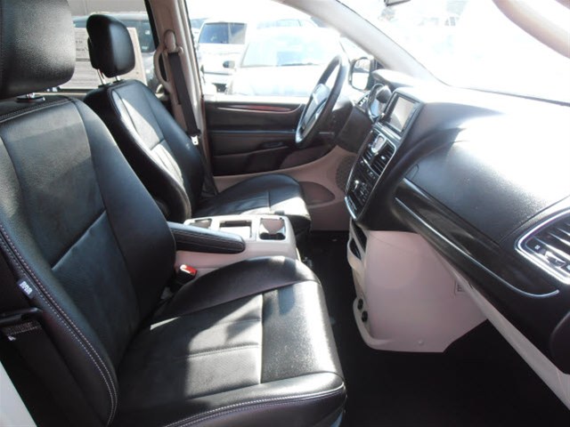 Chrysler Town and Country 2012 photo 2