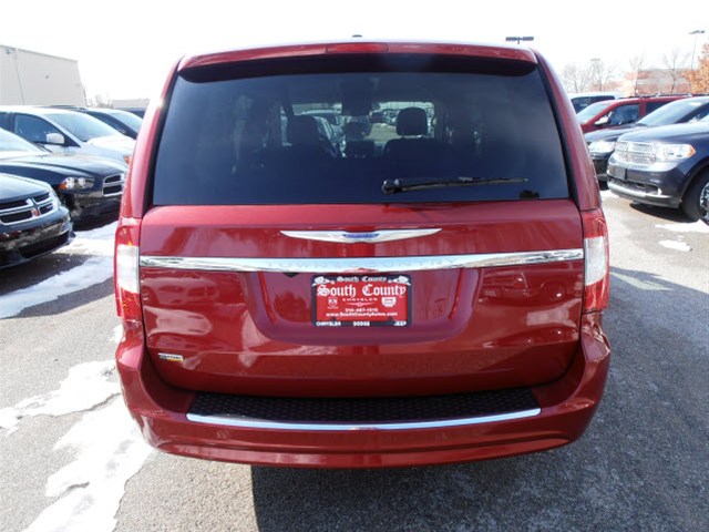Chrysler Town and Country 2012 photo 3