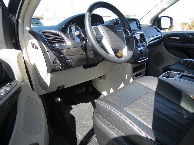 Chrysler Town and Country 2012 photo 1