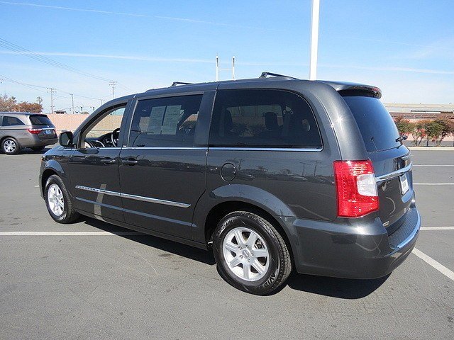Chrysler Town and Country 2012 photo 2