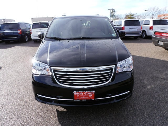 Chrysler Town and Country 2012 photo 1