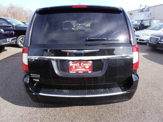 Chrysler Town and Country 2012 photo 4