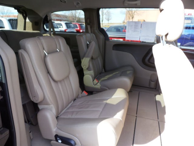 Chrysler Town and Country 2012 photo 5