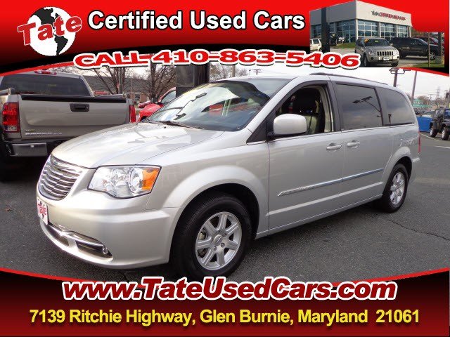 Chrysler Town and Country 2012 photo 2