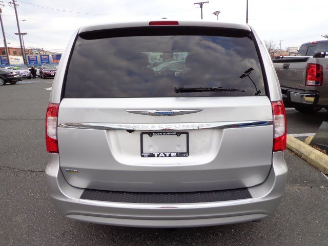 Chrysler Town and Country 2012 photo 3