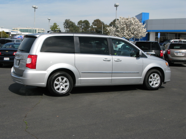 Chrysler Town and Country 2012 photo 2
