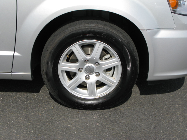 Chrysler Town and Country 2012 photo 3