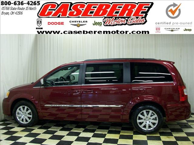 Chrysler Town and Country 2012 photo 1