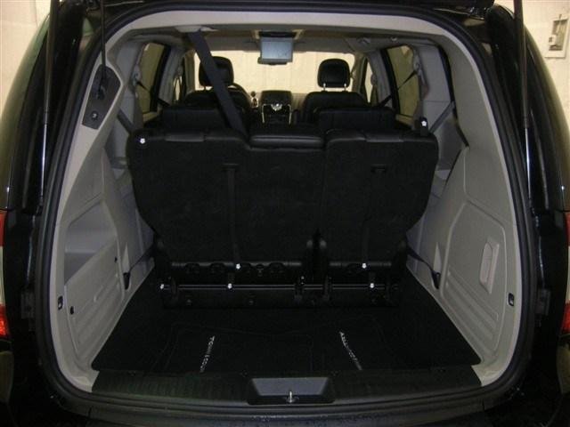 Chrysler Town and Country 2012 photo 1