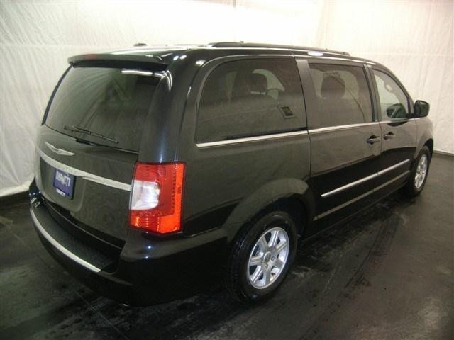 Chrysler Town and Country 2012 photo 2