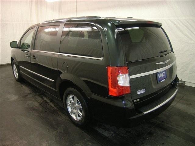 Chrysler Town and Country 2012 photo 3