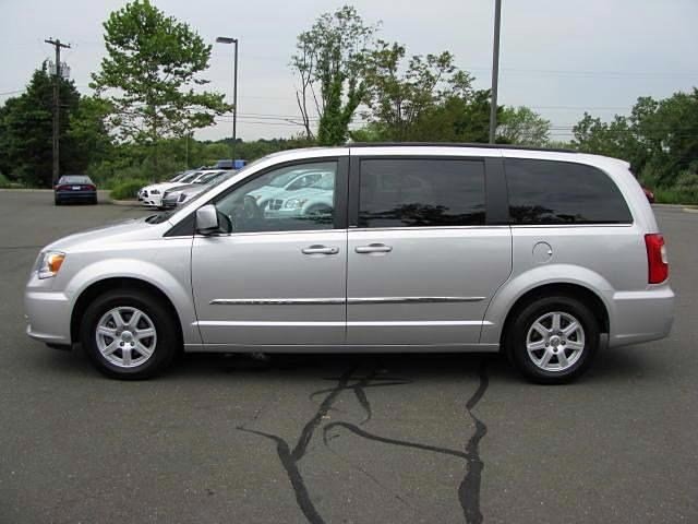 Chrysler Town and Country 2012 photo 2