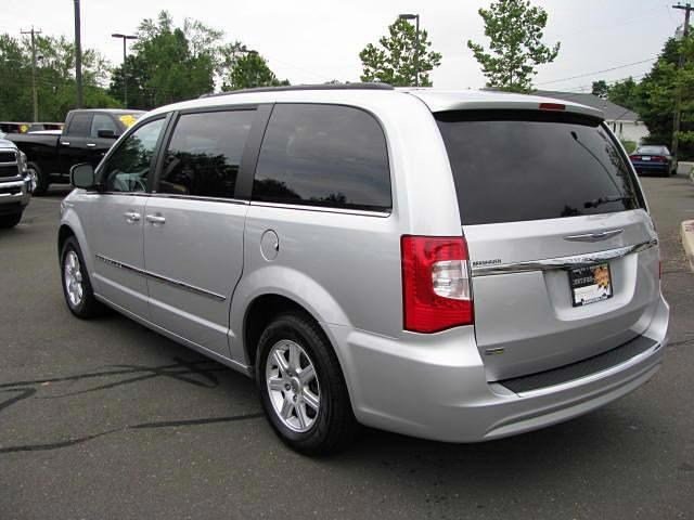 Chrysler Town and Country 2012 photo 3