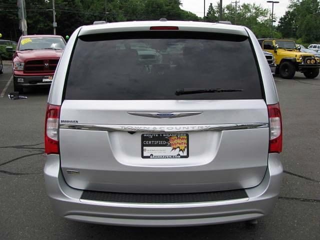 Chrysler Town and Country 2012 photo 4