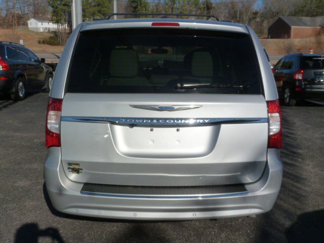 Chrysler Town and Country 2012 photo 4