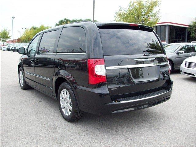 Chrysler Town and Country 2012 photo 1
