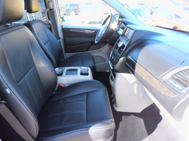 Chrysler Town and Country 2012 photo 1