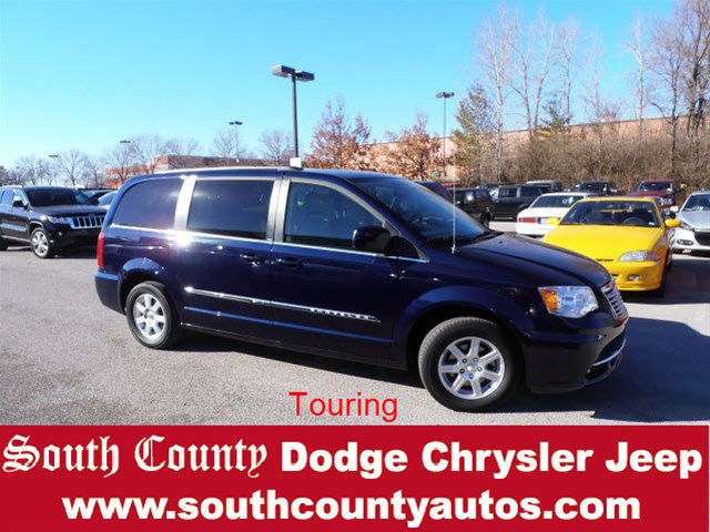 Chrysler Town and Country 2012 photo 3