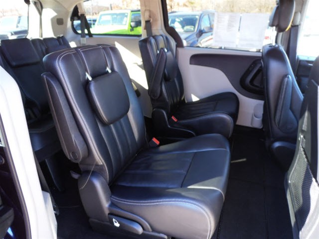 Chrysler Town and Country 2012 photo 4