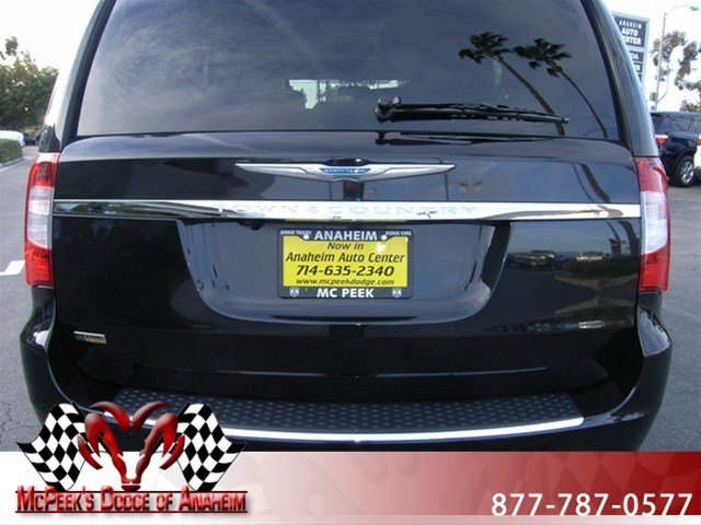 Chrysler Town and Country 2012 photo 2