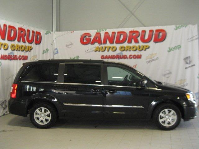 Chrysler Town and Country 2012 photo 1
