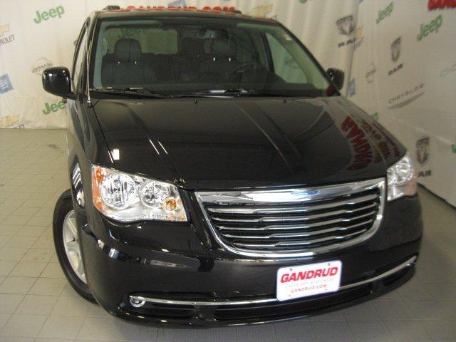 Chrysler Town and Country 2012 photo 2