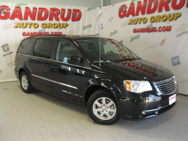 Chrysler Town and Country 2012 photo 3