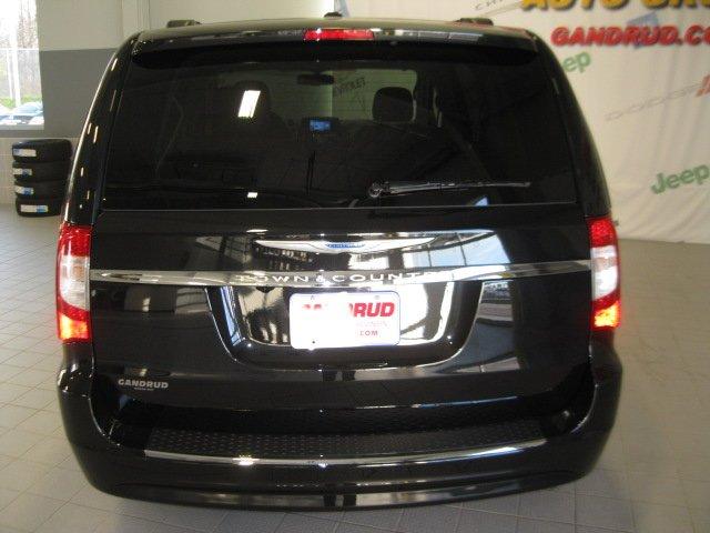 Chrysler Town and Country 2012 photo 4