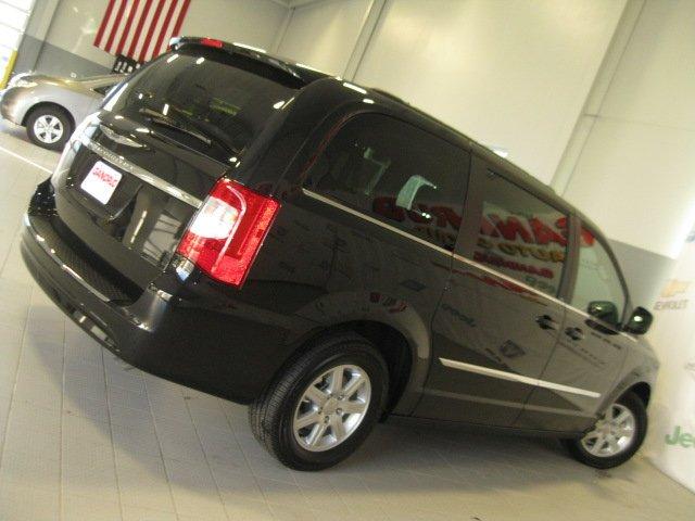 Chrysler Town and Country 2012 photo 5