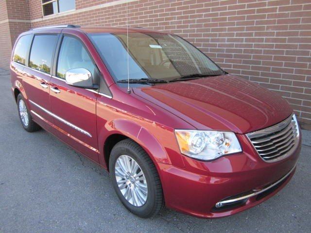Chrysler Town and Country 2012 photo 1