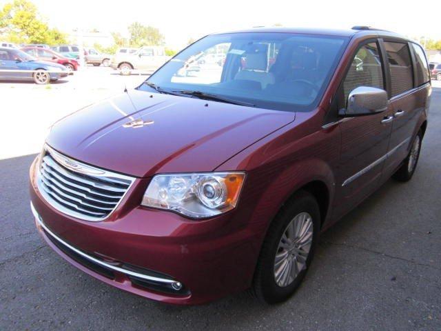 Chrysler Town and Country 2012 photo 2