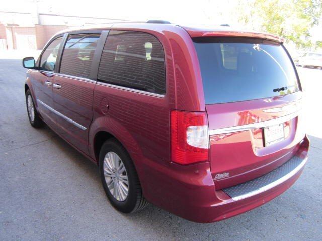 Chrysler Town and Country 2012 photo 3