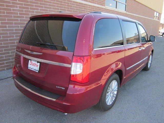 Chrysler Town and Country 2012 photo 4