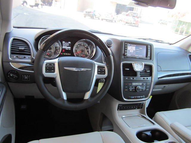 Chrysler Town and Country 2012 photo 5