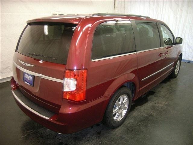 Chrysler Town and Country 2012 photo 1