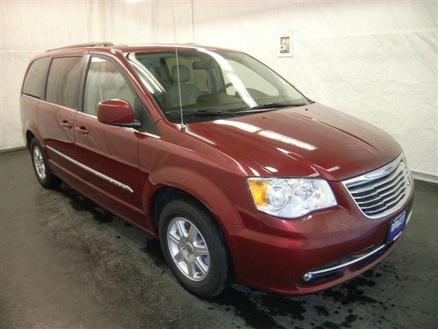 Chrysler Town and Country 2012 photo 2