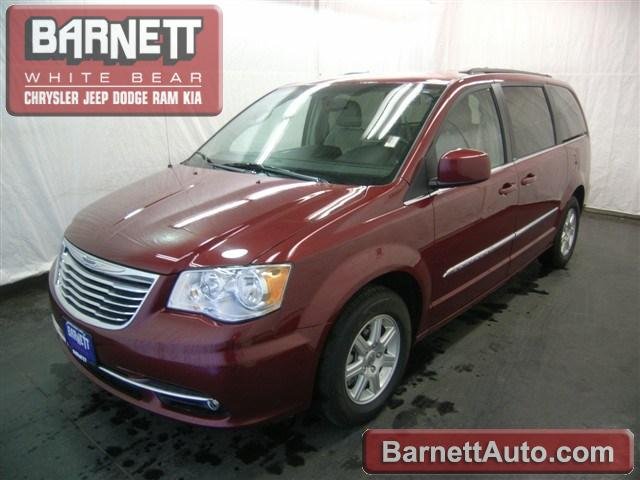 Chrysler Town and Country 2012 photo 3