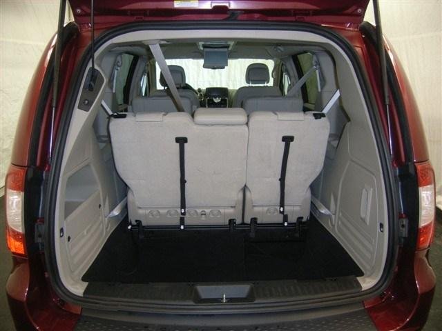 Chrysler Town and Country 2012 photo 5