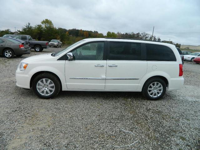 Chrysler Town and Country 2012 photo 2